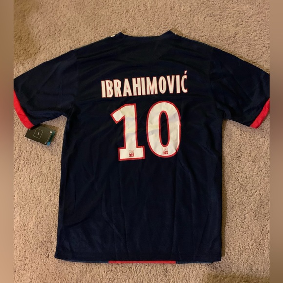 Moving to colorado I never wore this shirt trying to sell clothes I don’t need. - Picture 4 of 4